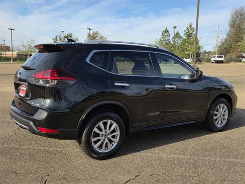 Used 2020 Nissan Rogue SV image 4