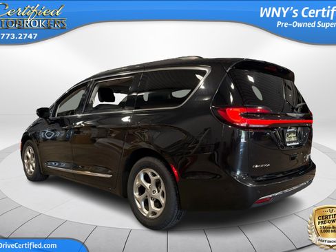 Used 2023 Chrysler Pacifica Limited FWD image 9
