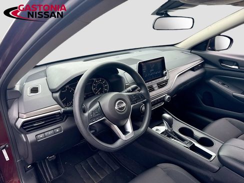 Used 2025 Nissan Altima 2.5 SV FWD image 11