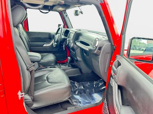 Used 2015 Jeep Wrangler Unlimited Sahara w/ Dual Top Group AWD/4WD image 15
