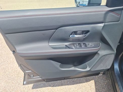 Certified 2025 Nissan Kicks SR FWD image 11