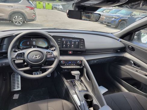 Certified 2025 Hyundai Elantra Sport image 28