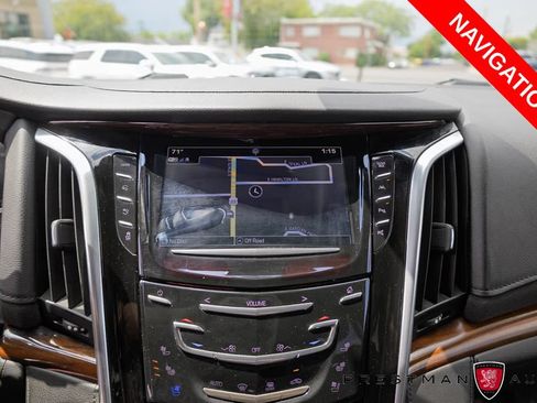 Used 2020 Cadillac Escalade Premium Luxury AWD/4WD image 13