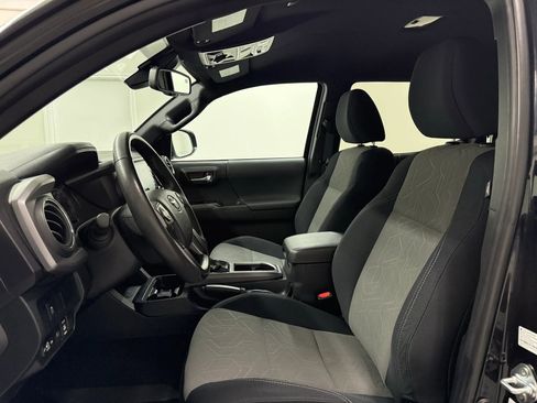 Used 2022 Toyota Tacoma TRD Off-Road image 9