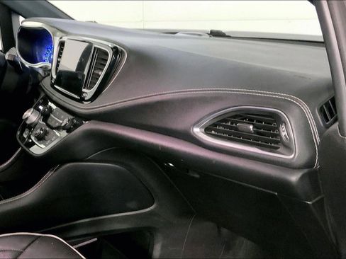 Used 2022 Chrysler Pacifica Limited w/ Uconnect Theater Family Group FWD image 17