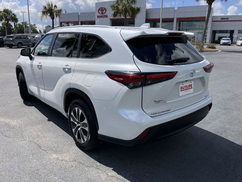 Used 2023 Toyota Highlander XLE FWD image 3