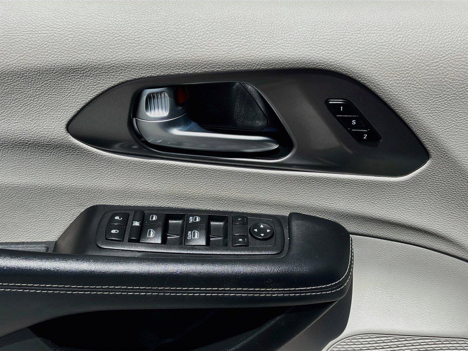 Used 2023 Chrysler Pacifica Touring-L FWD image 17