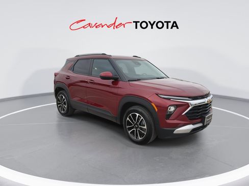Used 2025 Chevrolet TrailBlazer LT FWD image 2
