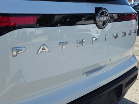Used 2024 Nissan Pathfinder SV image 10