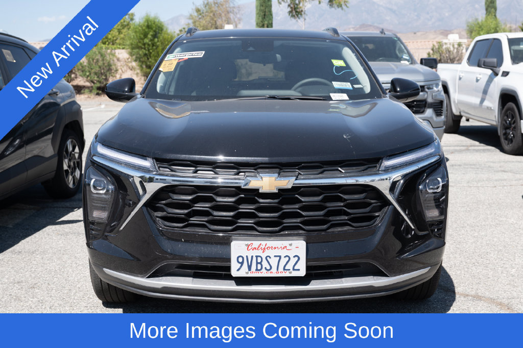 Used 2026 Chevrolet Trax LT FWD image 2