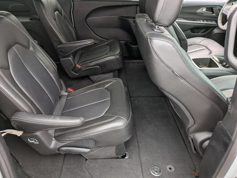 Certified 2025 Chrysler Pacifica Select FWD image 28