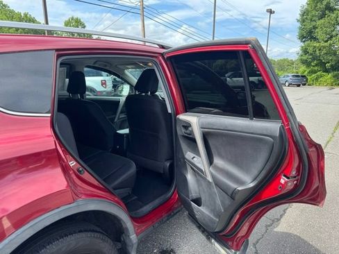 Used 2018 Toyota RAV4 LE FWD image 15