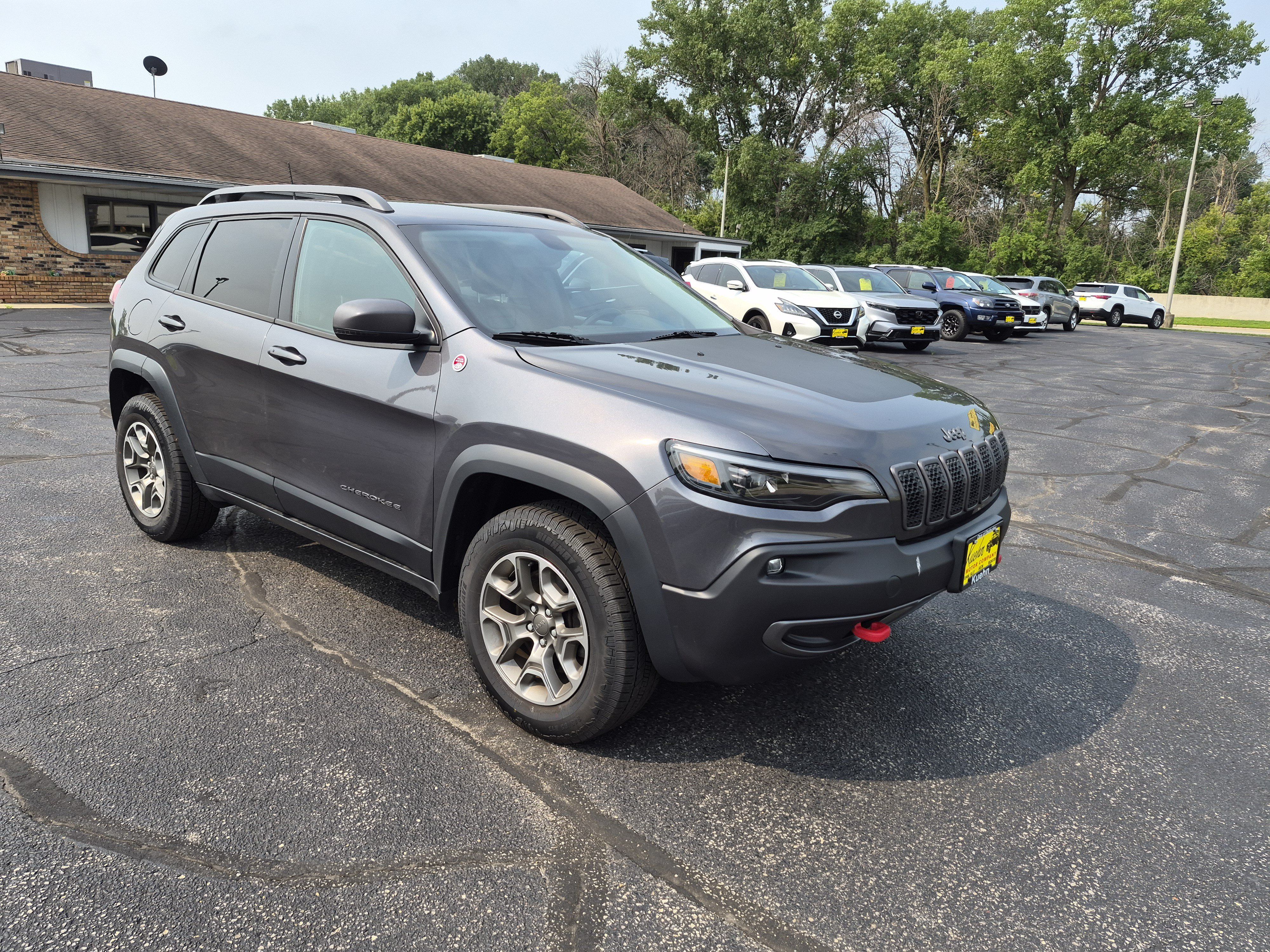 Used 2020 Jeep Cherokee Trailhawk AWD/4WD image 2