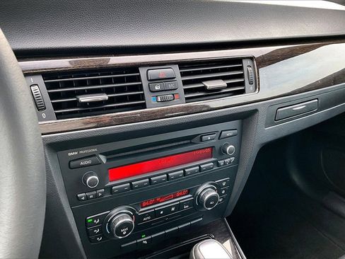 Used 2011 BMW 335i Convertible image 30