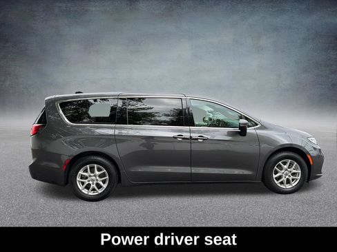 Used 2023 Chrysler Pacifica Touring-L FWD image 7