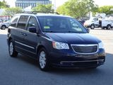 Used 2015 Chrysler Town & Country Touring image 3