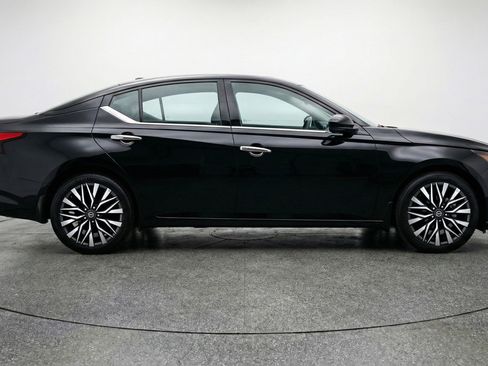Used 2025 Nissan Altima 2.5 SV image 11