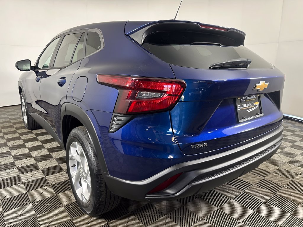 Used 2024 Chevrolet Trax LS w/ LS Convenience Package FWD image 3
