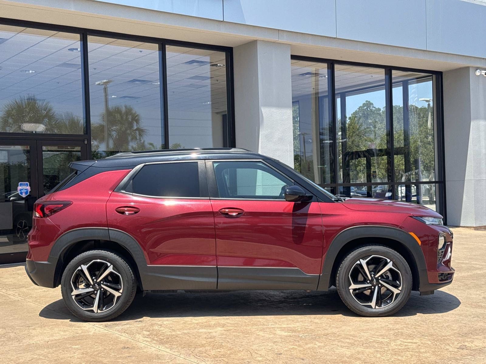 Used 2023 Chevrolet TrailBlazer RS w/ Convenience Package FWD image 2