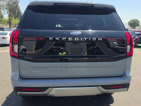 Used 2025 Ford Expedition Platinum w/ Driver's Package AWD/4WD image 5