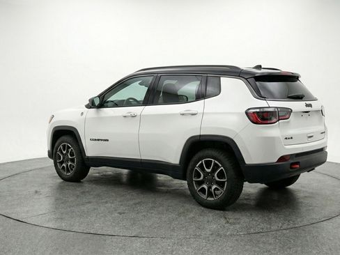 Used 2025 Jeep Compass Trailhawk image 6