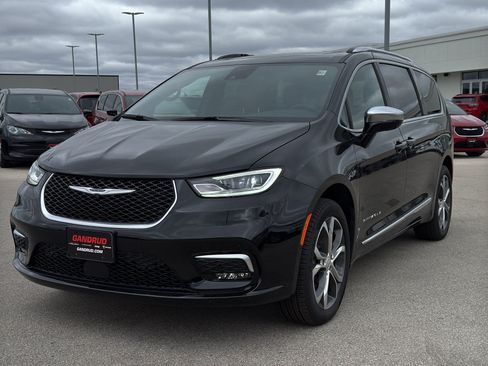 New 2026 Chrysler Pacifica Pinnacle w/ Trailer Tow Group AWD/4WD image 2