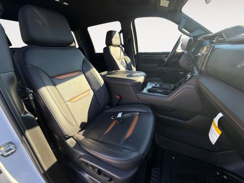 Used 2025 GMC Sierra 2500 AT4 image 19