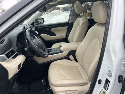 Used 2023 Toyota Highlander XLE image 13