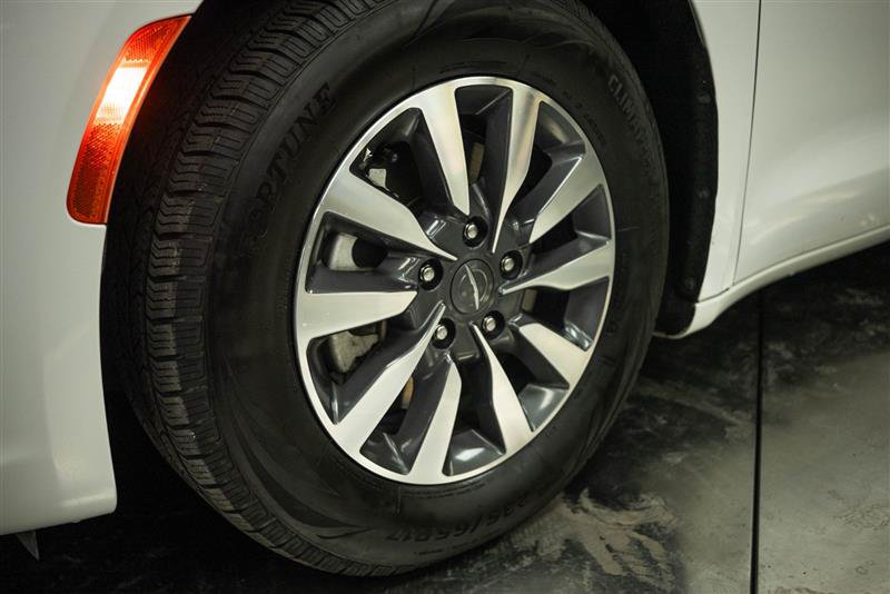 Used 2024 Chrysler Pacifica Limited FWD image 3