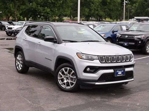 Used 2025 Jeep Compass Limited AWD/4WD image 2