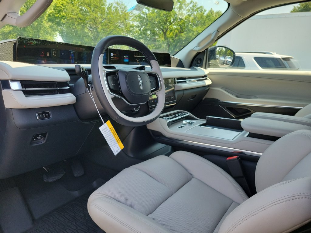 New 2026 Lincoln Navigator Premiere AWD/4WD image 21