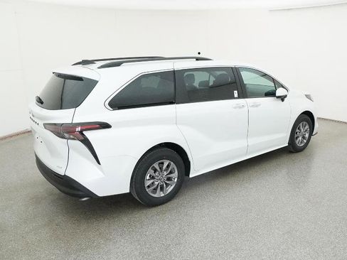 New 2026 Toyota Sienna XLE image 44