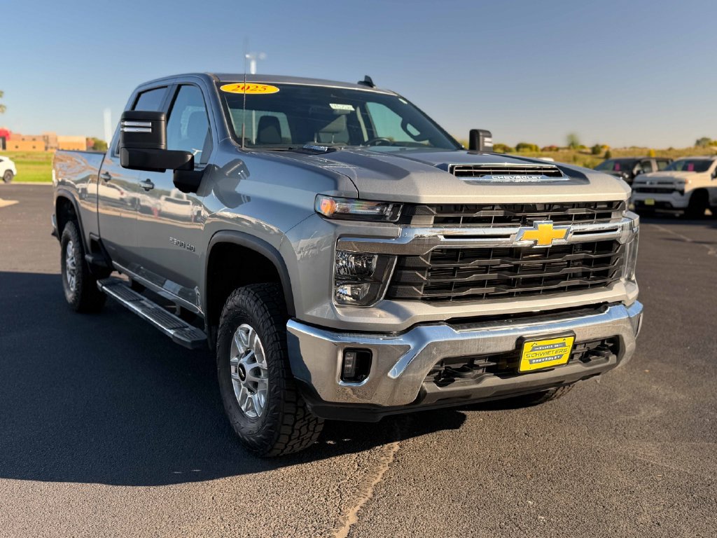 Used 2025 Chevrolet Silverado 2500 LT w/ Convenience Package AWD/4WD image 5