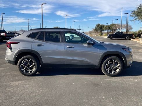 Used 2025 Chevrolet Trax LT w/ LT Convenience Package image 4