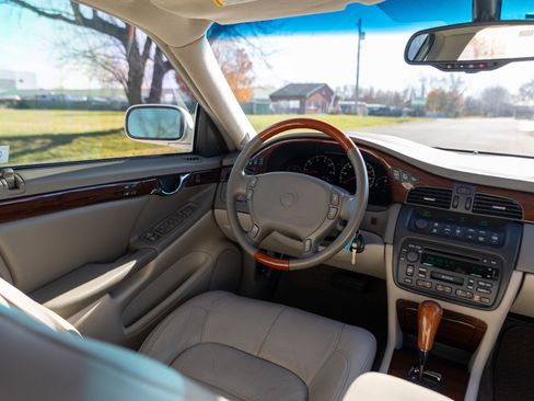 Used 2000 Cadillac De Ville DTS w/ Comfort/Convenience Pkg image 47