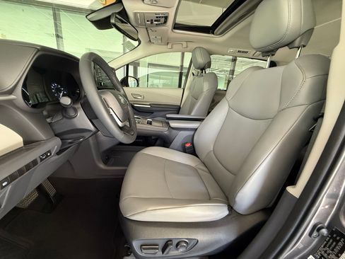 Used 2023 Toyota Sienna XLE FWD image 5