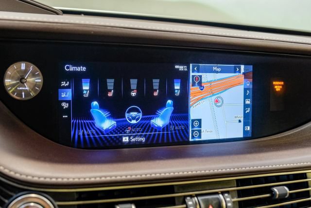Used 2018 Lexus LS 500 w/ Accessory Package (Z1) RWD image 39