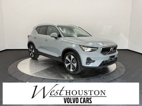 Certified 2025 Volvo XC40 B5 Plus image 1