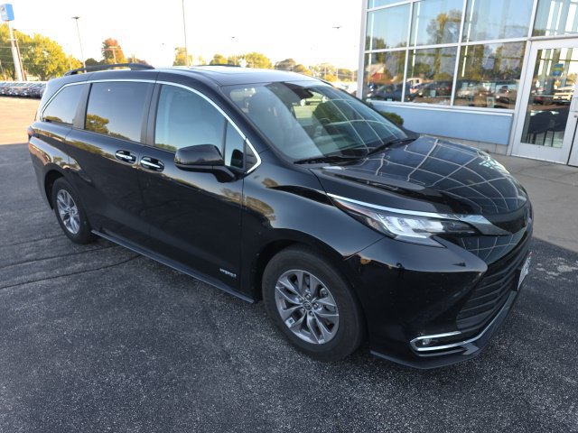 Used 2021 Toyota Sienna XLE w/ XLE Plus Package FWD image 1