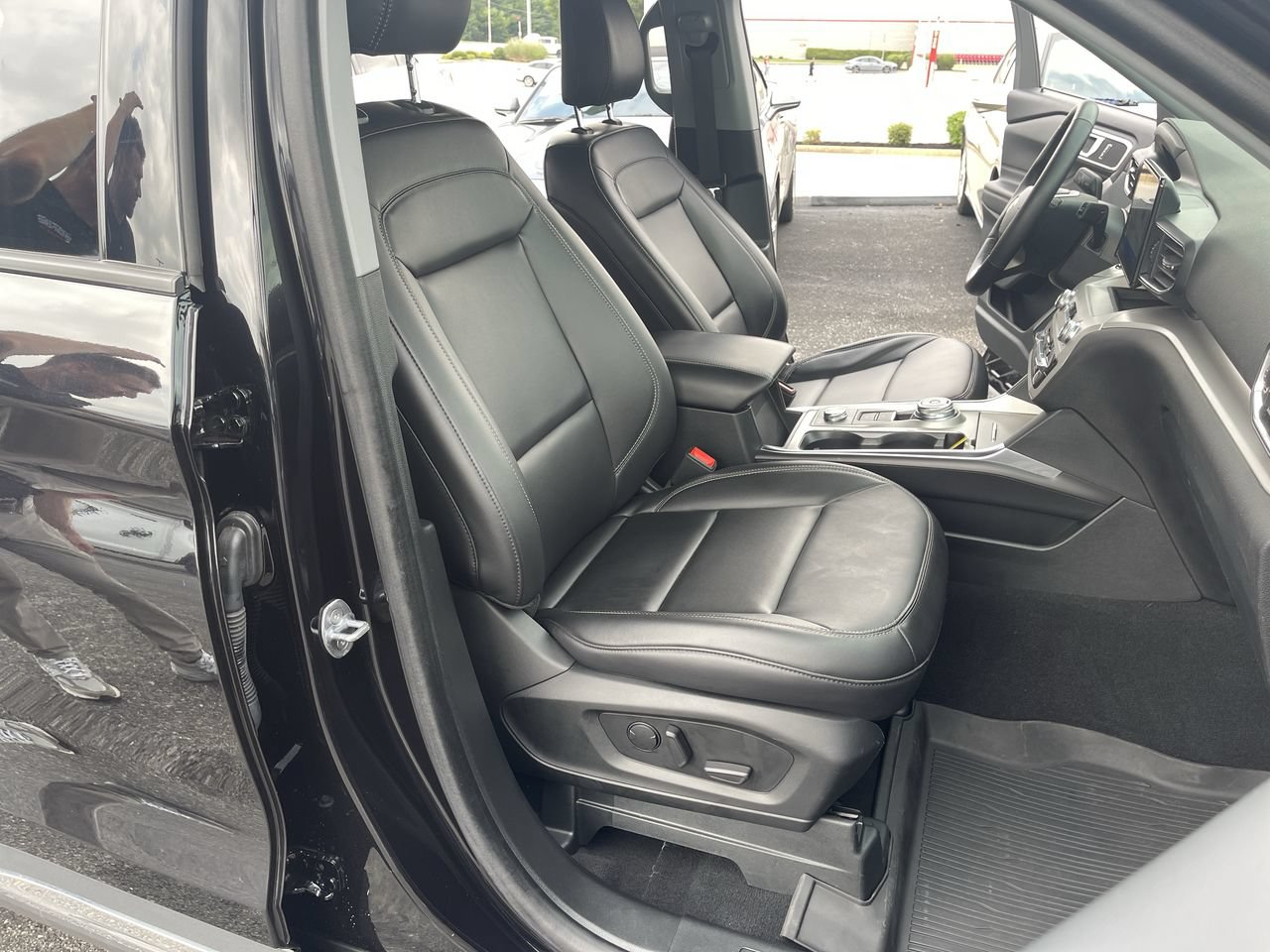 Used 2024 Ford Explorer XLT w/ Equipment Group 202A AWD/4WD image 26
