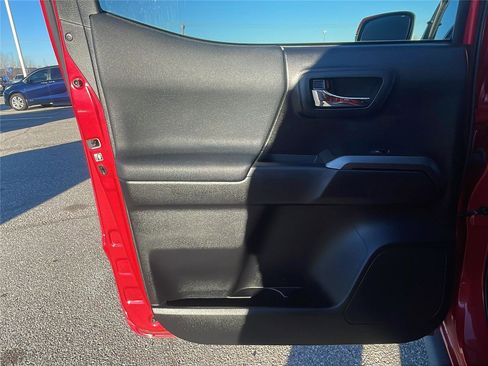 Used 2019 Toyota Tacoma TRD Sport image 17