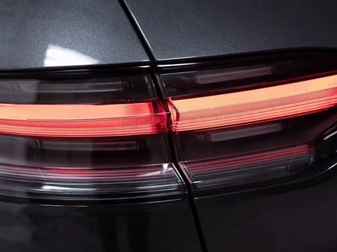 Certified 2025 Porsche Macan image 34