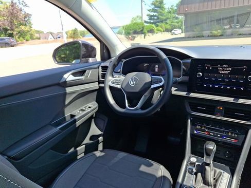 Certified 2025 Volkswagen Taos SE image 14