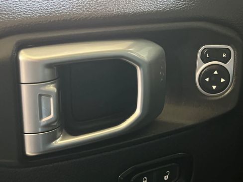 Used 2019 Jeep Wrangler Unlimited Sahara AWD/4WD image 14