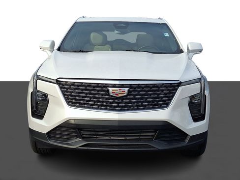 Used 2024 Cadillac XT4 Luxury w/ Cold Weather Package image 2