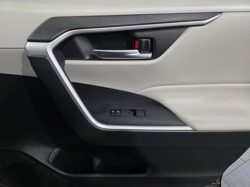 Used 2020 Toyota RAV4 XLE w/ Convenience Package image 13