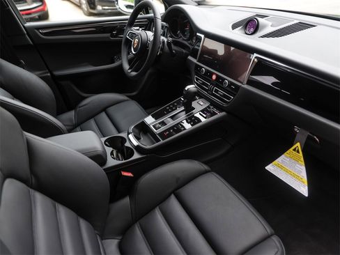 Used 2025 Porsche Macan image 35