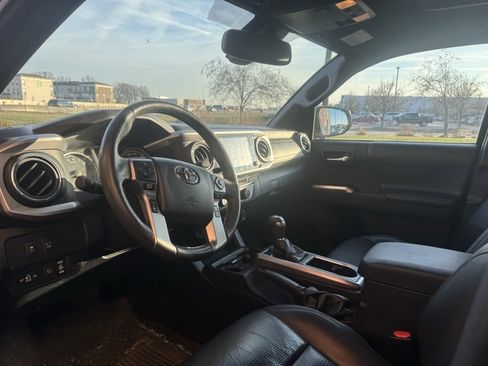 Used 2021 Toyota Tacoma Limited image 7