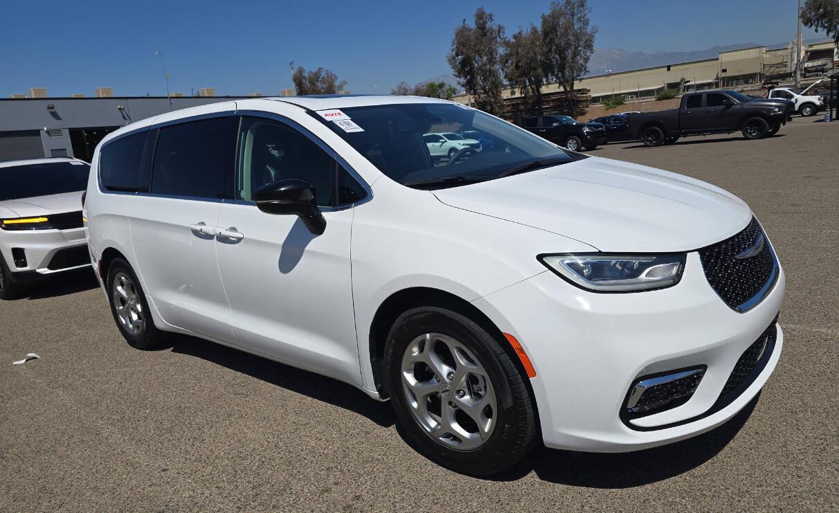 Used 2024 Chrysler Pacifica Limited FWD image 1
