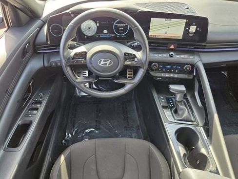 Used 2025 Hyundai Elantra SEL FWD image 11
